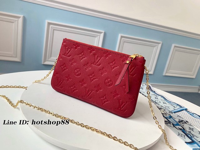 路易威登LV女包 M68574胭脂紅 Pochette Double Zip手袋 LV壓紋皮革鏈條小挎包 xxlv1994